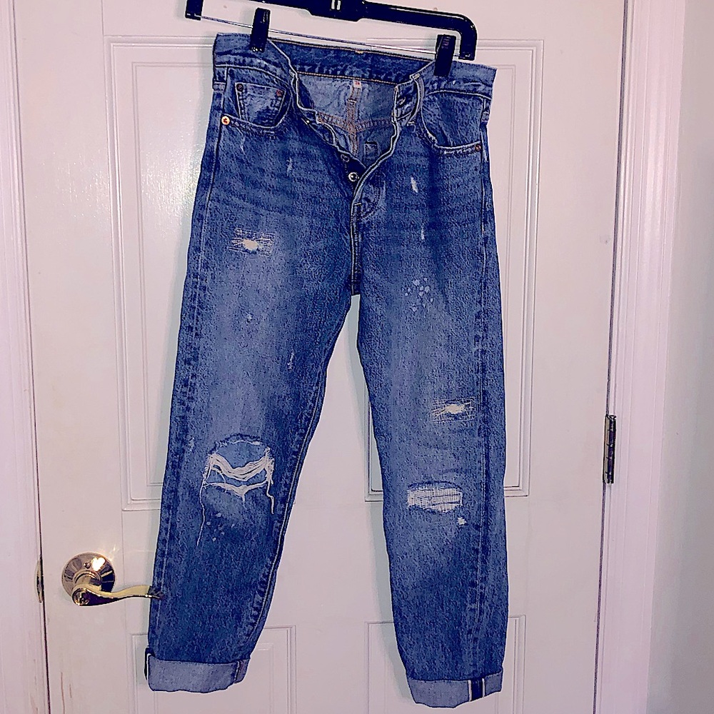 ⭐️Levi’s Distressed Boyfriend Jeans⭐️
